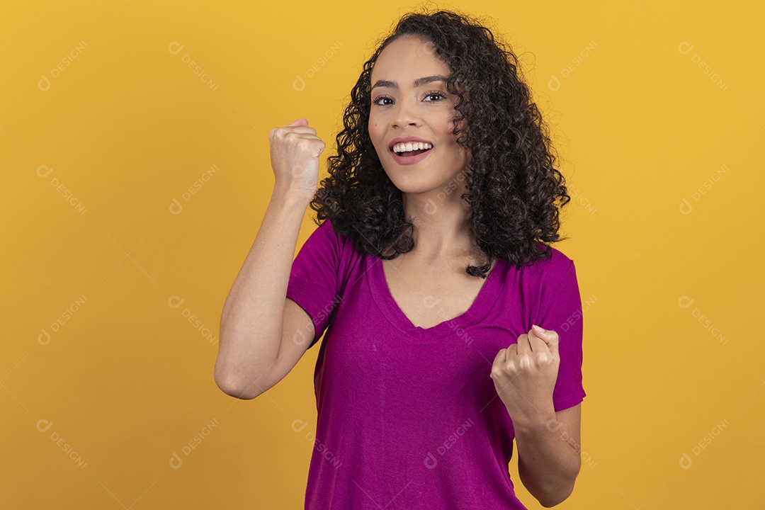 Mulher jovem cabelo cacheado sobre fundo amarelo