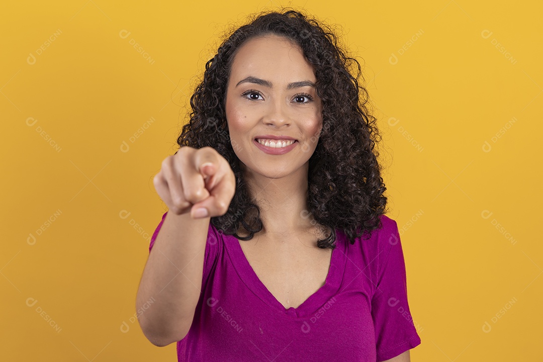 Mulher jovem cabelo cacheado sobre fundo amarelo