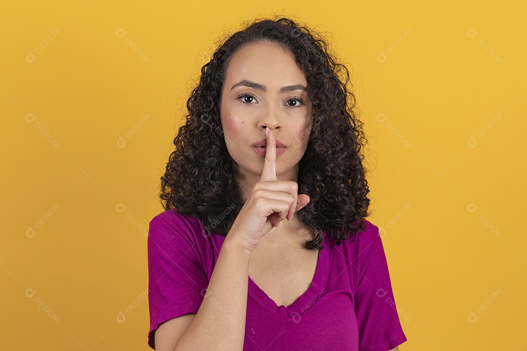 Mulher jovem cabelo cacheado sobre fundo amarelo