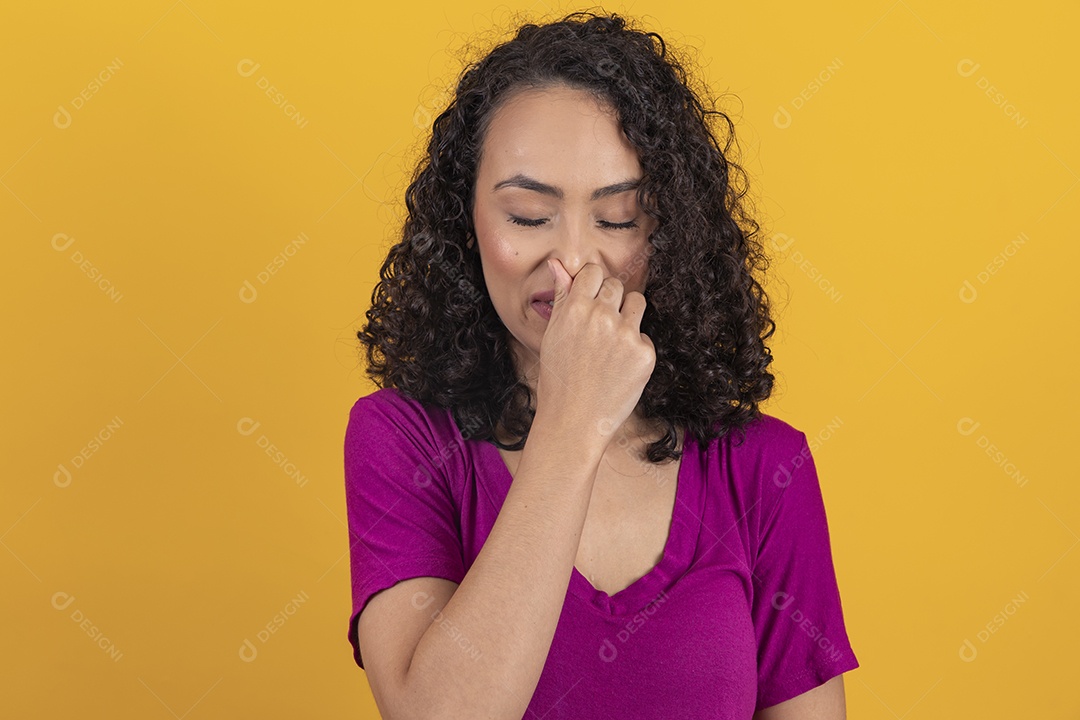 Mulher jovem cabelo cacheado sobre fundo amarelo