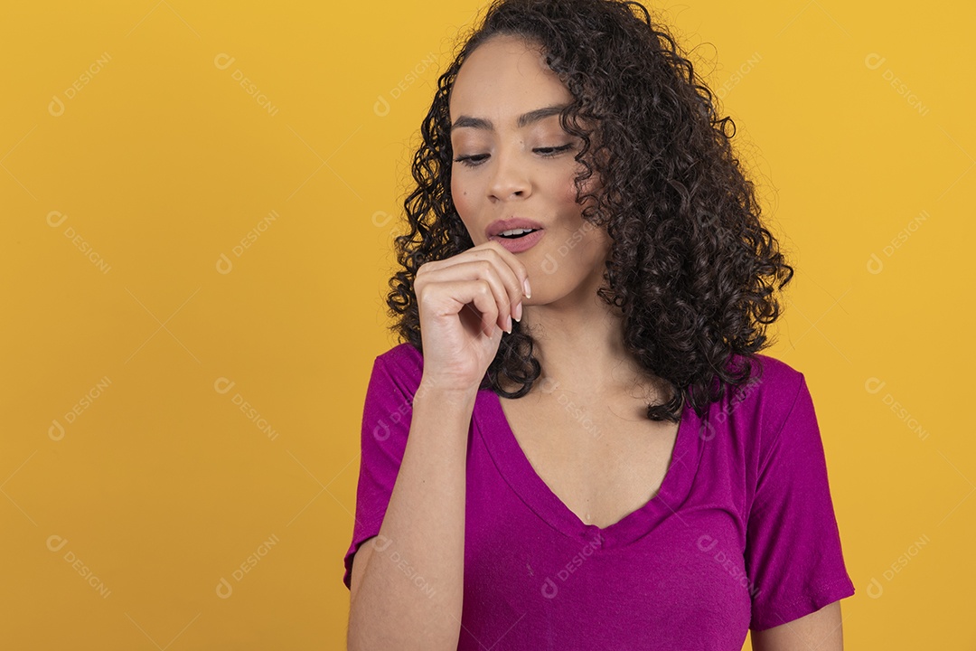 Mulher jovem cabelo cacheado sobre fundo amarelo