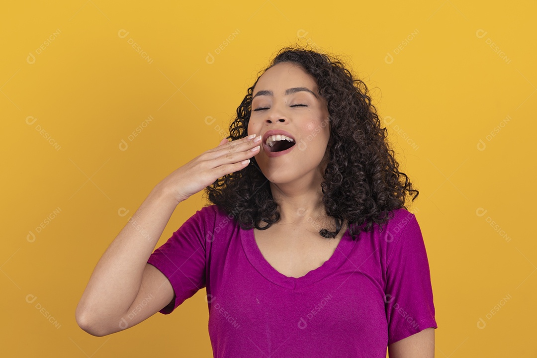 Mulher jovem cabelo cacheado sobre fundo amarelo