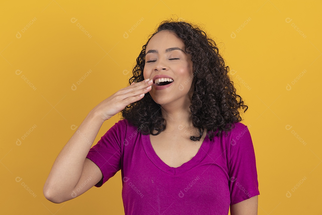 Mulher jovem cabelo cacheado sobre fundo amarelo