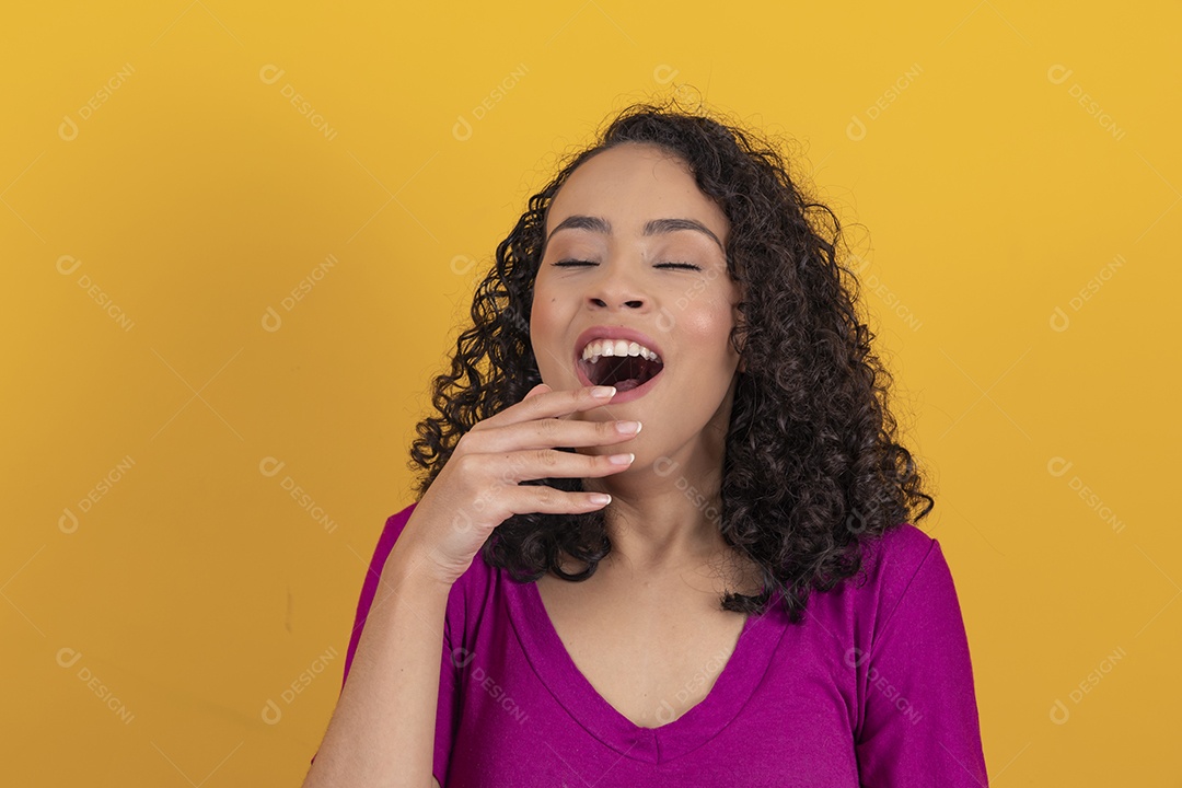Mulher jovem cabelo cacheado sobre fundo amarelo