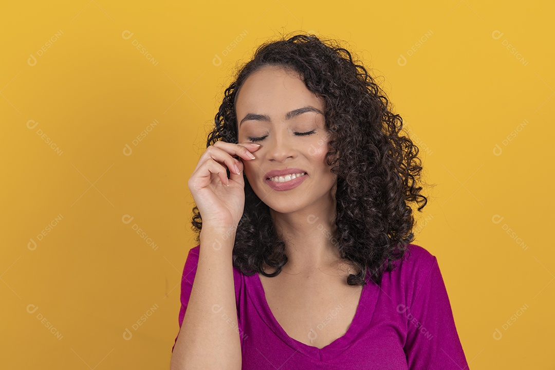 Mulher jovem cabelo cacheado sobre fundo amarelo