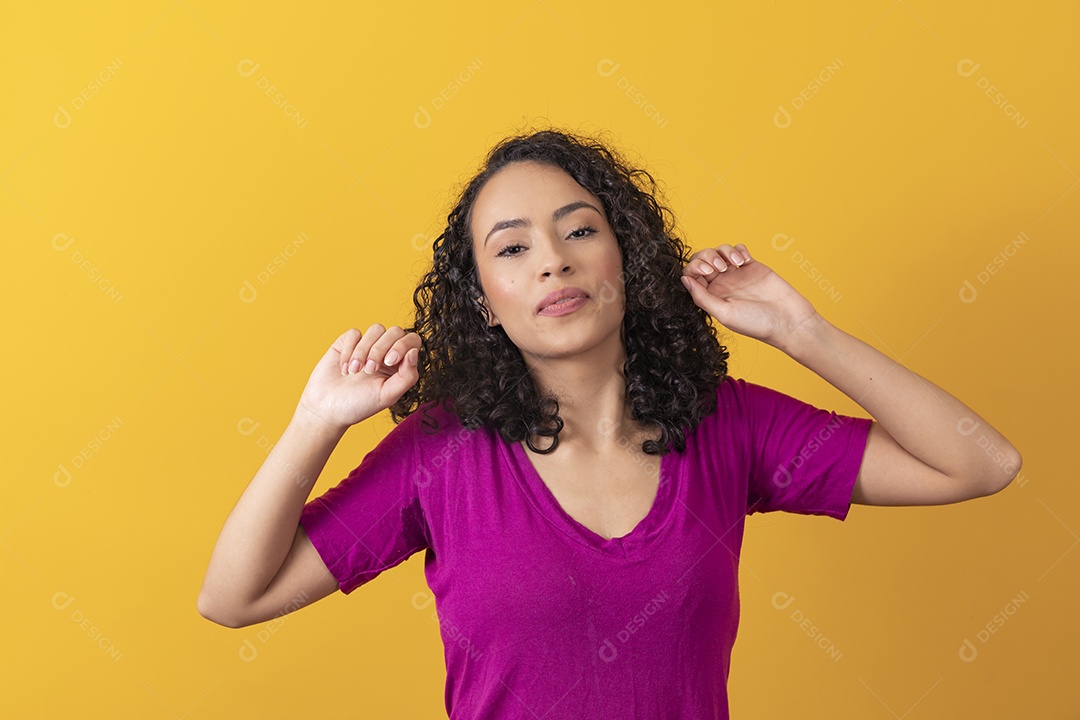Mulher jovem cabelo cacheado sobre fundo amarelo