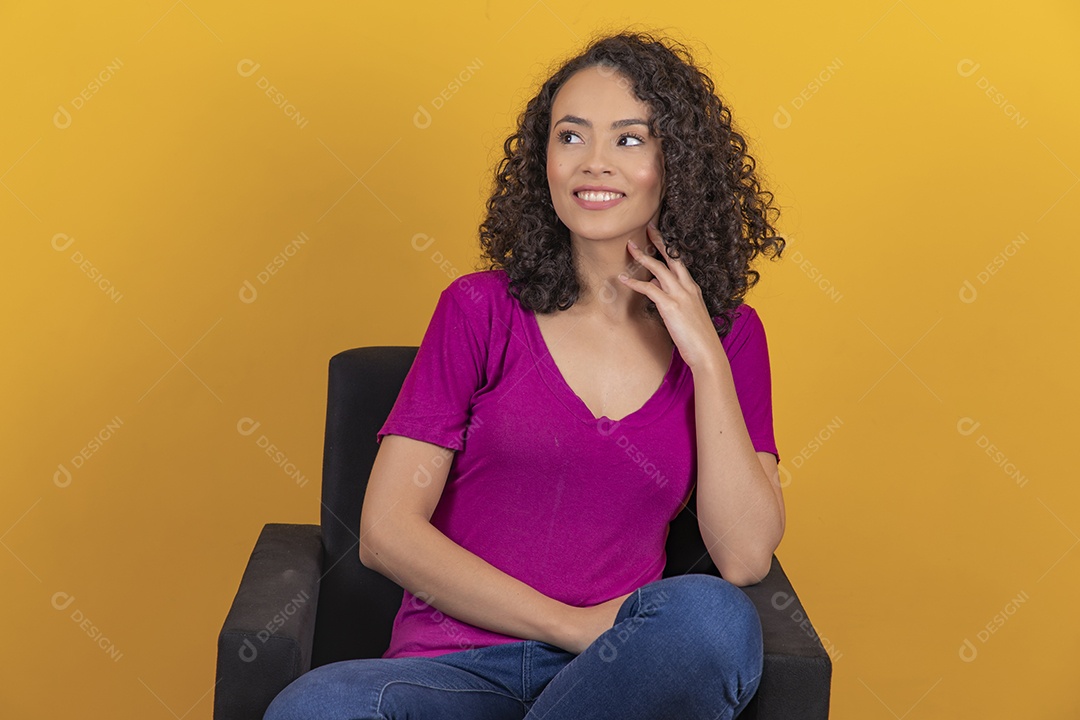 Mulher jovem cabelo cacheado sobre fundo amarelo