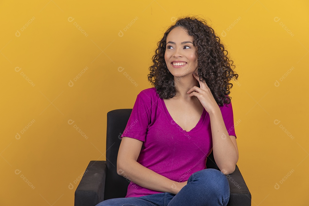 Mulher jovem cabelo cacheado sobre fundo amarelo