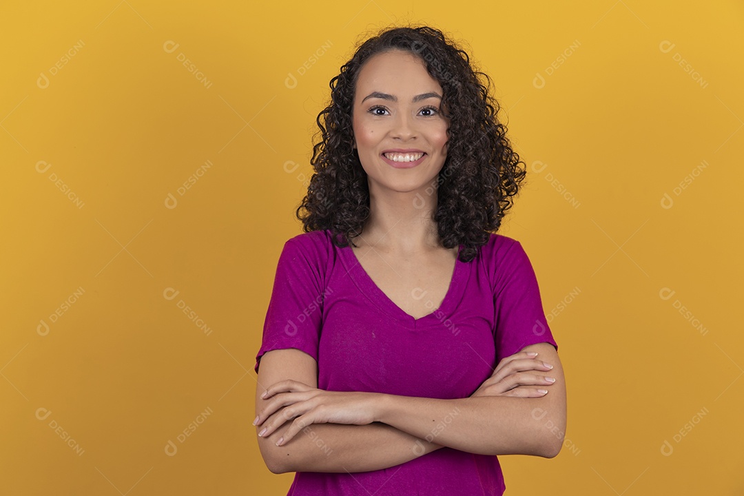 Mulher jovem cabelo cacheado sobre fundo amarelo