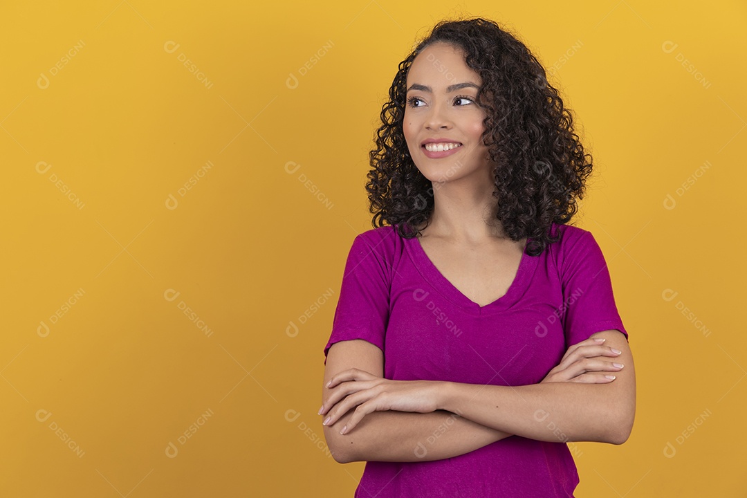 Mulher jovem cabelo cacheado sobre fundo amarelo