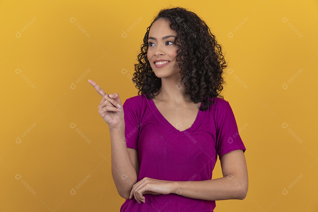 Mulher jovem cabelo cacheado sobre fundo amarelo