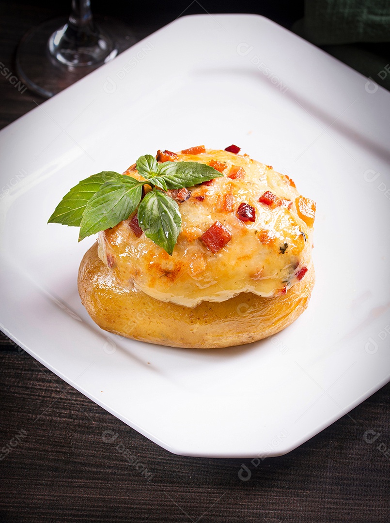 Batata recheada sobre prato branco