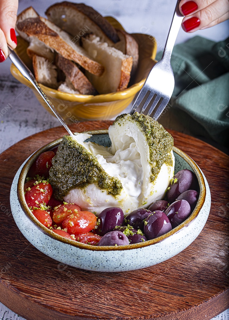 Burrata mozarela sobre uma mesa de madeira