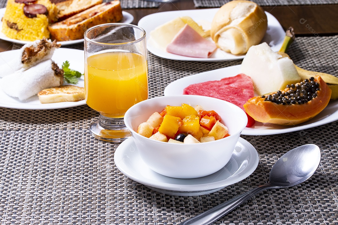 Café da manhã sobre uma mesa madeira