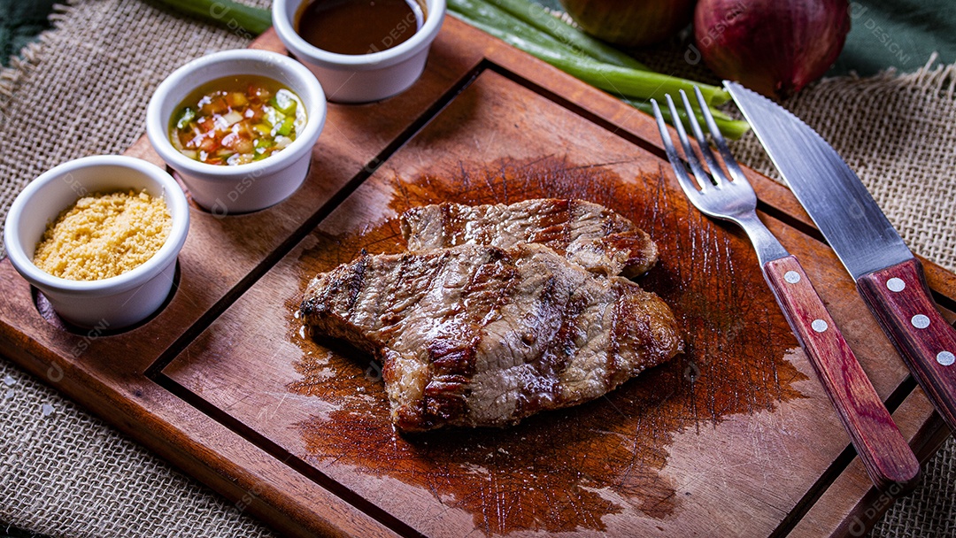 Carne maminha assada sobre tábua de madeira
