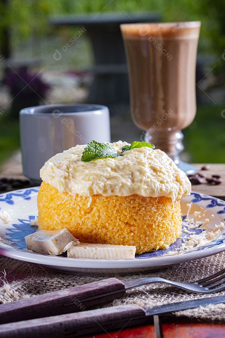 Cuscuz com queijo sobre prato em uma mesa de madeira