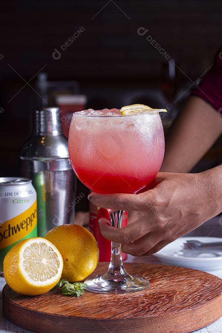 Bebida sobre uma mesa de madeira