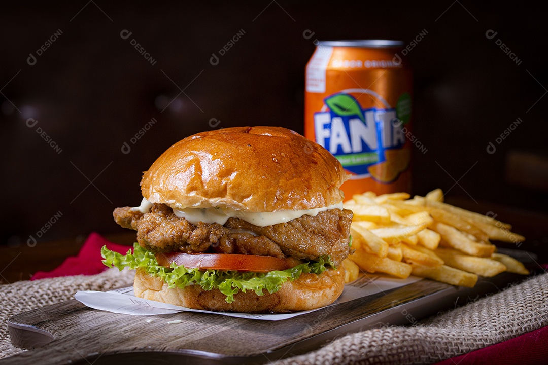 Hambúrguer sobre uma mesa de madeira