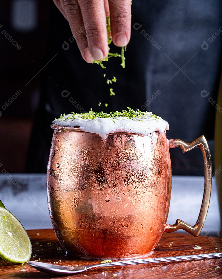 Capuccino sobre uma mesa de madeira