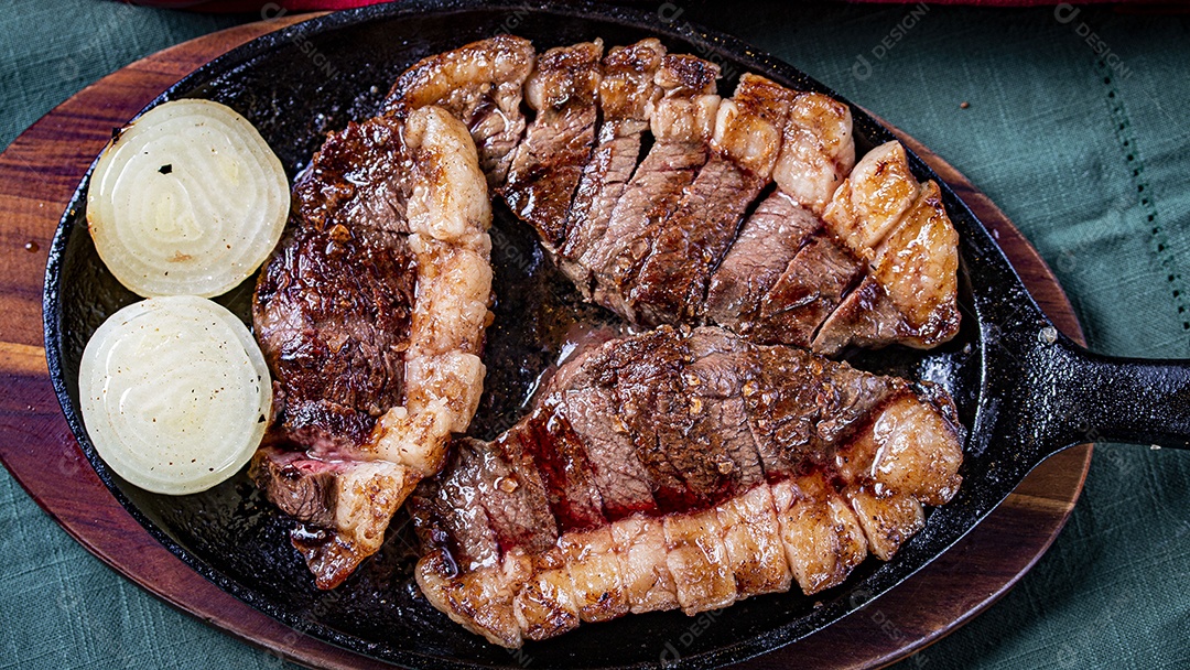Carne asssada sobre uma tábua de madeira