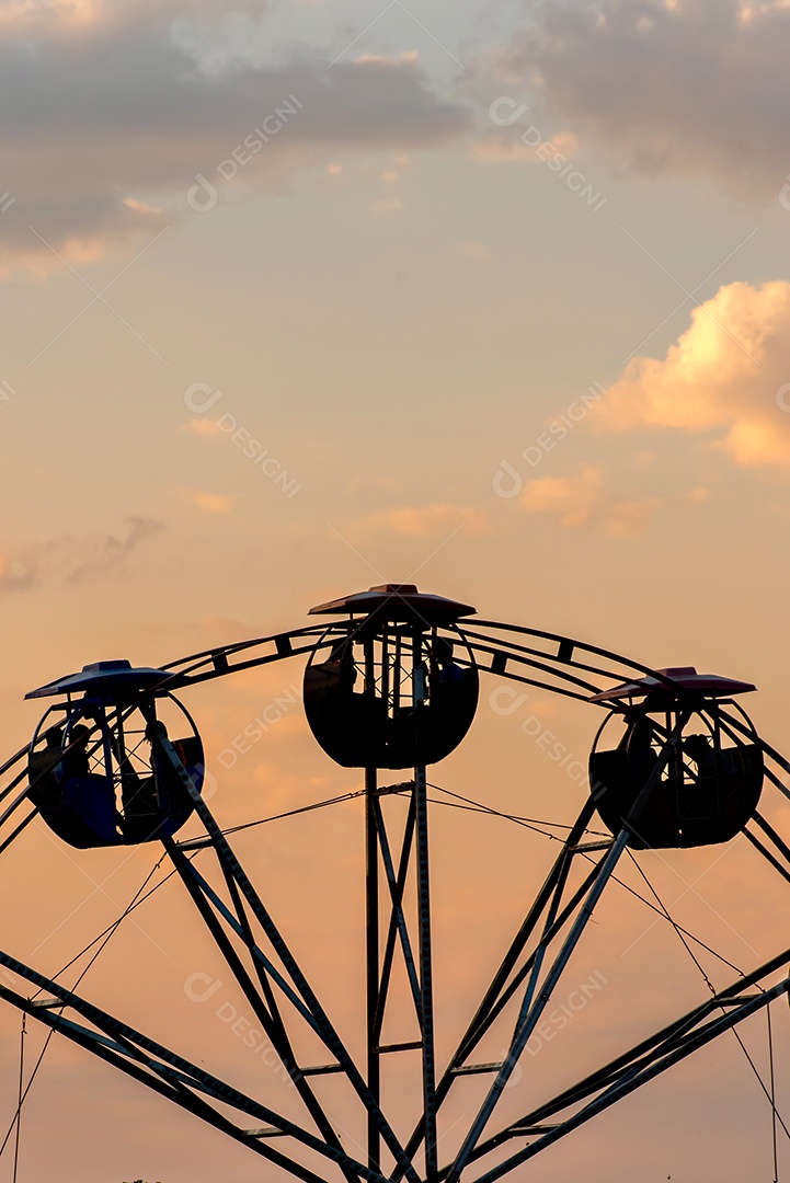 Pôr do sol com silhueta de roda gigante