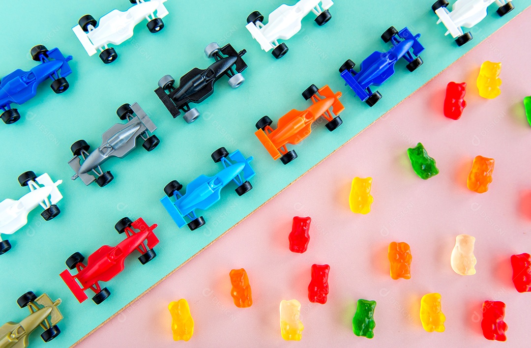 Tenha doces e brinquedos em fundo rosa e verde infantil