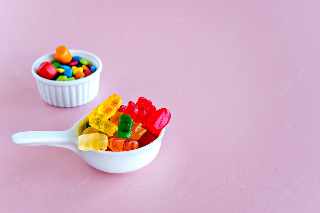 Doces de urso no fundo rosa.