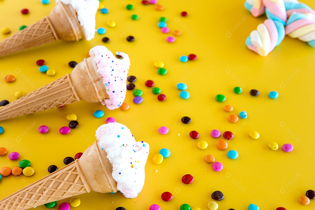 Doces coloridos para o dia das crianças em fundo amarelo