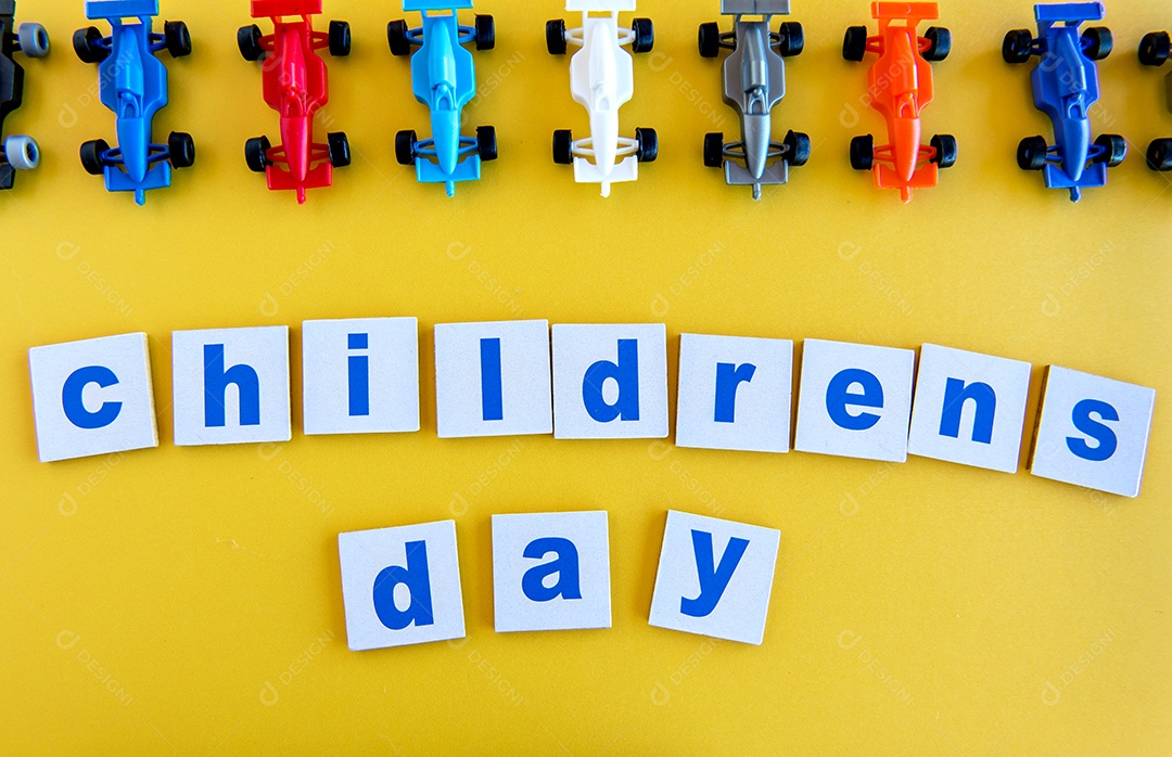 Brinquedos de carros de corrida, dia das crianças em fundo amarelo