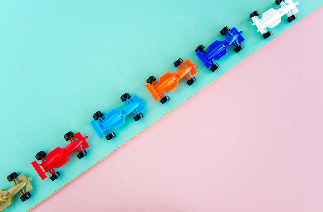 Brinquedos em fundo rosa e verde, dia das crianças