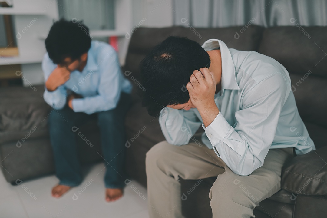 Homem homossexual expressa emoção triste ou ruim de discussão ou problema controverso. em sofás dentro de suas casas, conceito LGBTQ.