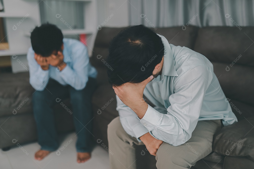 Homem homossexual expressa emoção triste ou ruim de discussão ou problema controverso. em sofás dentro de suas casas, conceito LGBTQ.