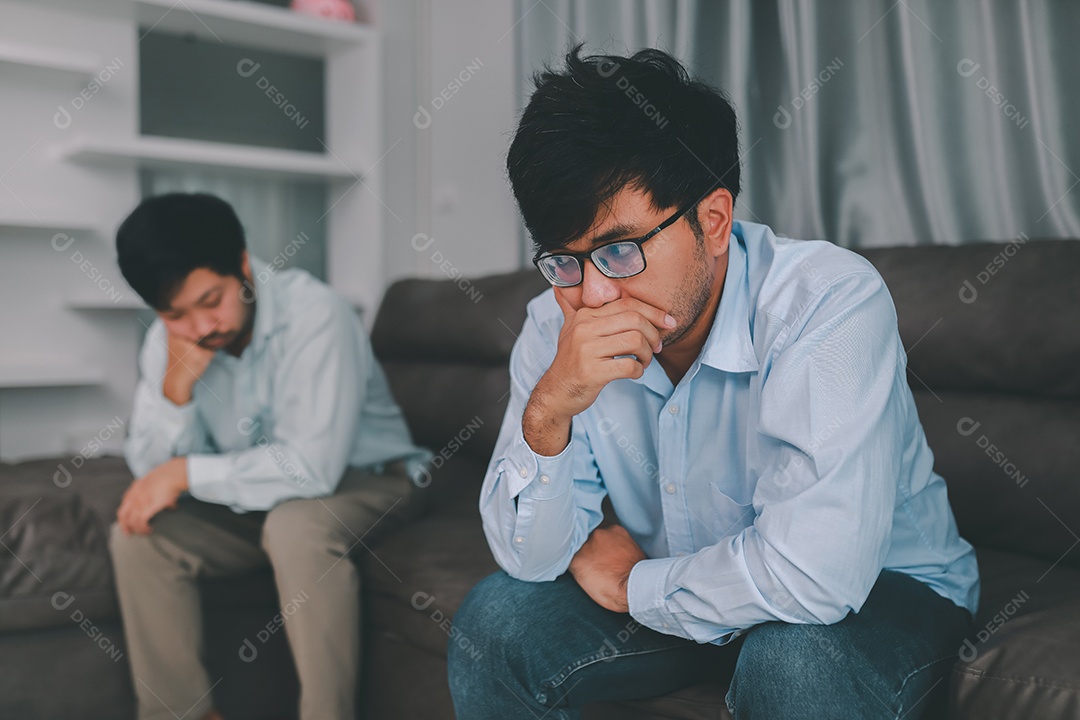 Homem homossexual expressa emoção triste ou ruim de discussão ou problema controverso. em sofás dentro de suas casas, conceito LGBTQ.