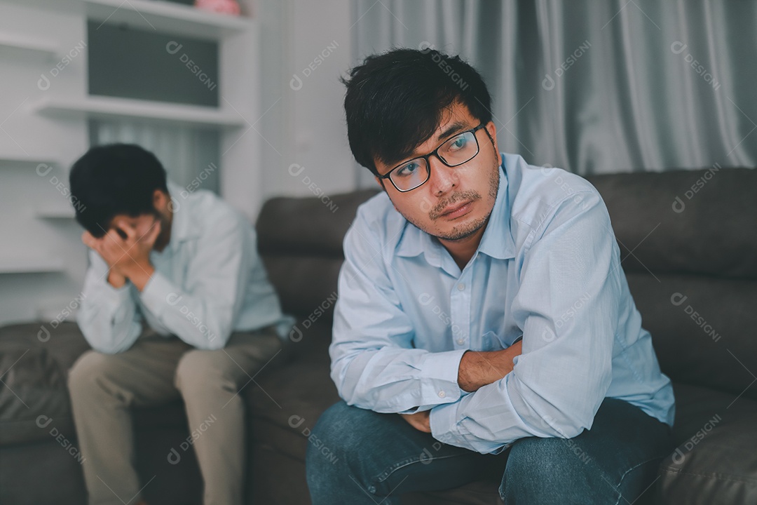 Homem homossexual expressa emoção triste ou ruim de discussão ou problema controverso. em sofás dentro de suas casas, conceito LGBTQ.