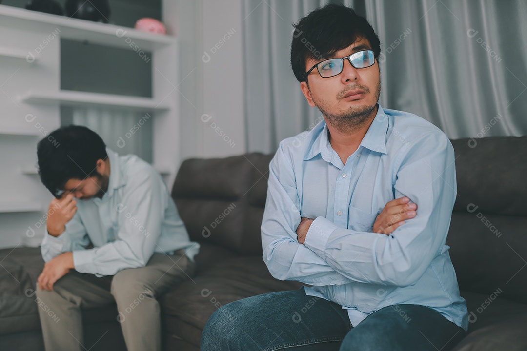 Homem homossexual expressa emoção triste ou ruim de discussão ou problema controverso. em sofás dentro de suas casas, conceito LGBTQ.