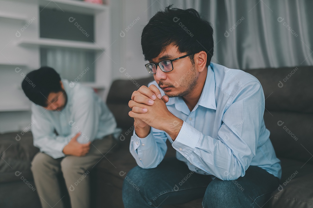 Homem homossexual expressa emoção triste ou ruim de discussão ou problema controverso. em sofás dentro de suas casas, conceito LGBTQ.