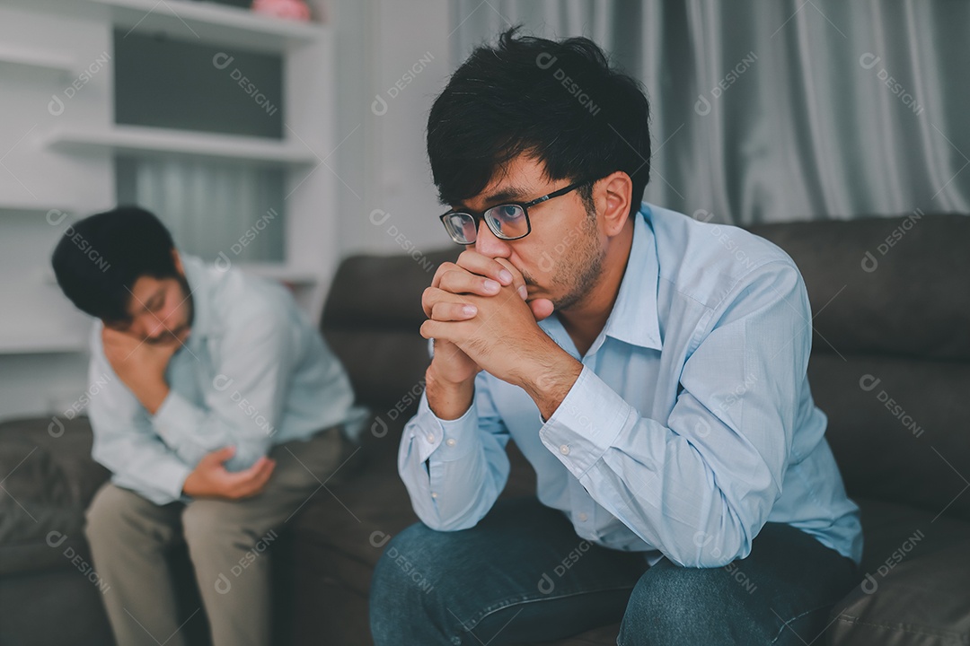 Homem homossexual expressa emoção triste ou ruim de discussão ou problema controverso. em sofás dentro de suas casas, conceito LGBTQ.