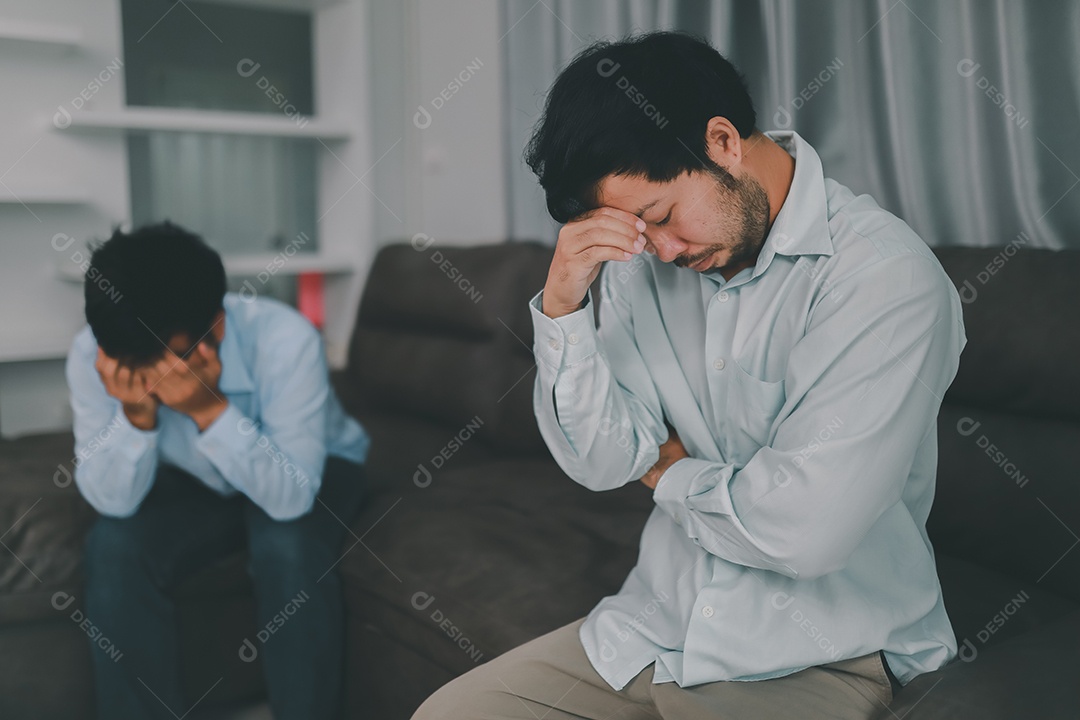 Homem homossexual expressa emoção triste ou ruim de discussão ou problema controverso. em sofás dentro de suas casas, conceito LGBTQ.