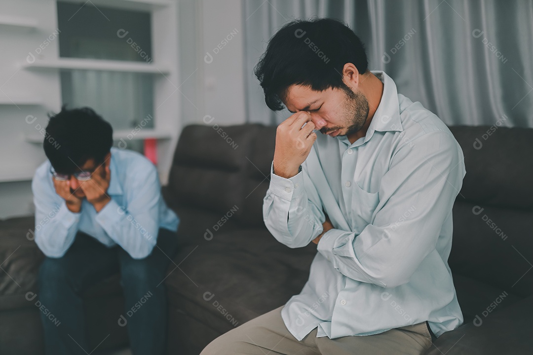 Homem homossexual expressa emoção triste ou ruim de discussão ou problema controverso. em sofás dentro de suas casas, conceito LGBTQ.