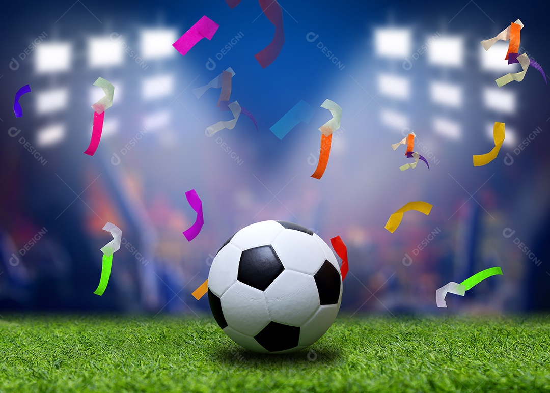 Bola de futebol sobre campo gramado verde