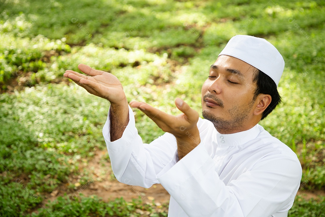 Homem padre usando trajes branco
