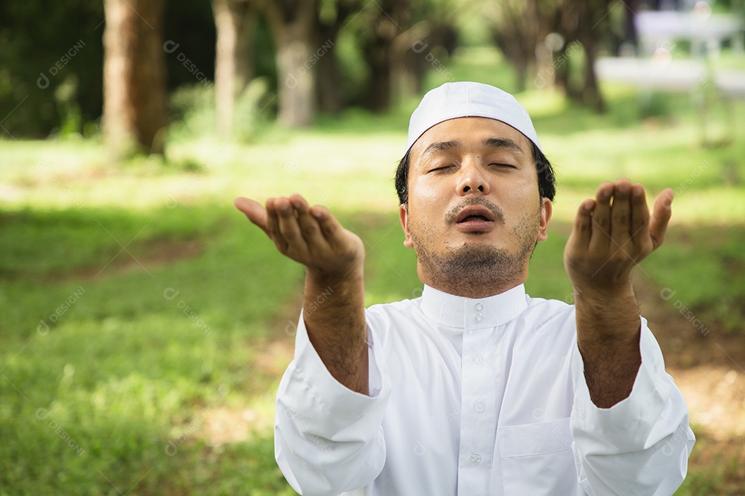 Homem padre usando trajes branco