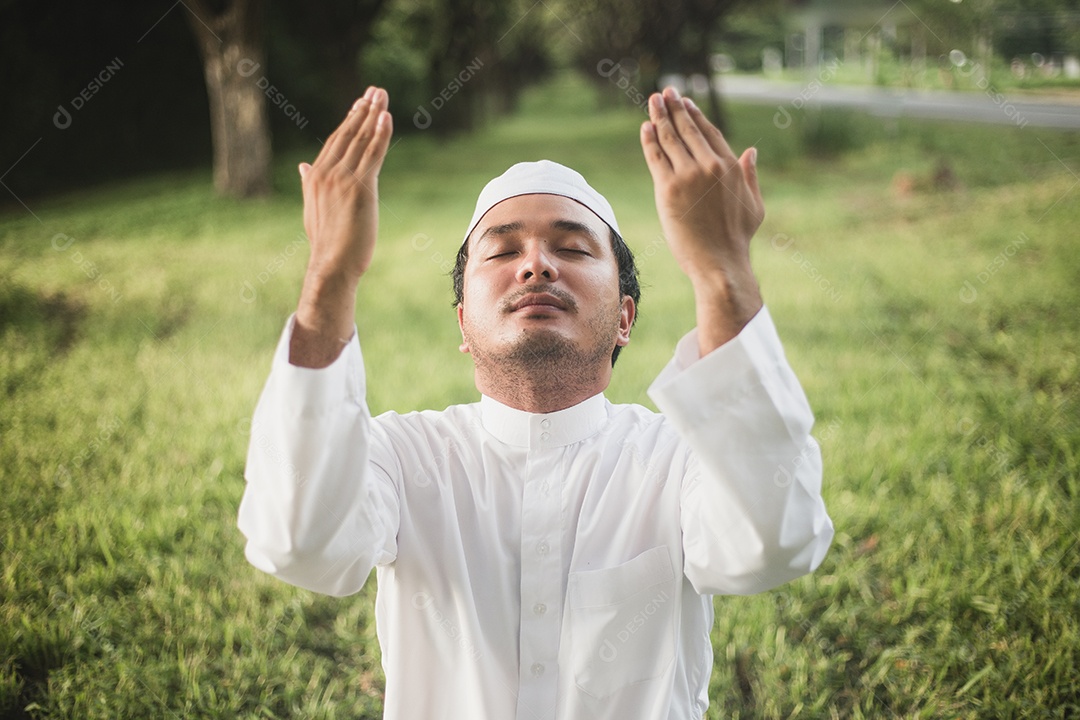 Homem padre usando trajes branco