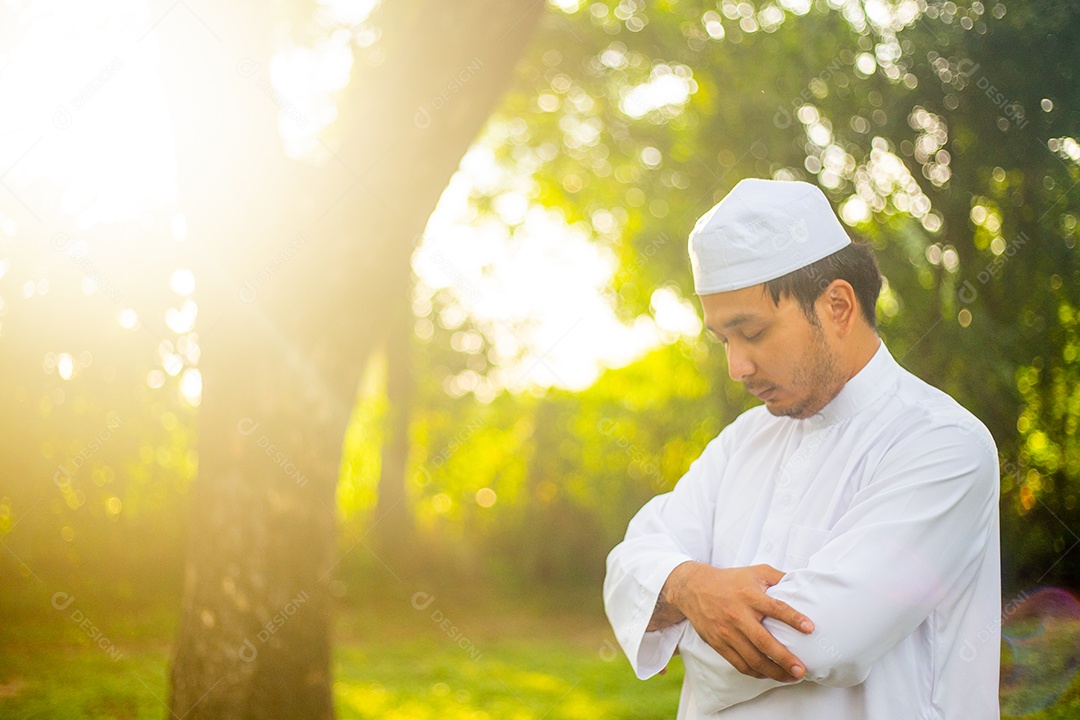 Homem padre usando trajes branco