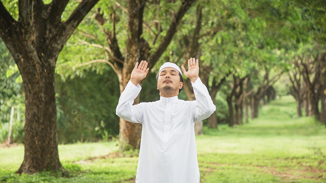 Homem padre usando trajes branco