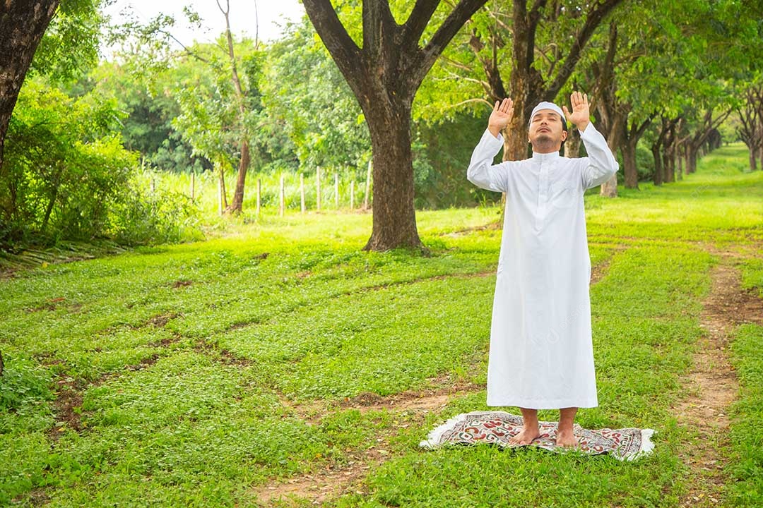 Homem padre usando trajes branco