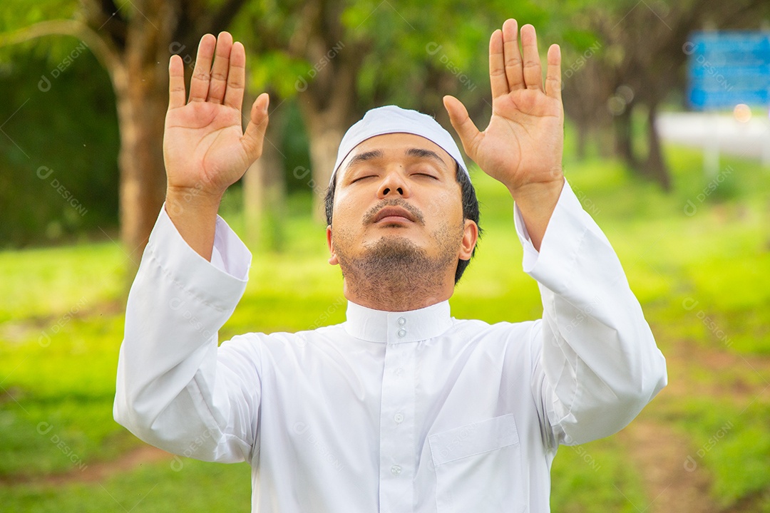Homem padre usando trajes branco