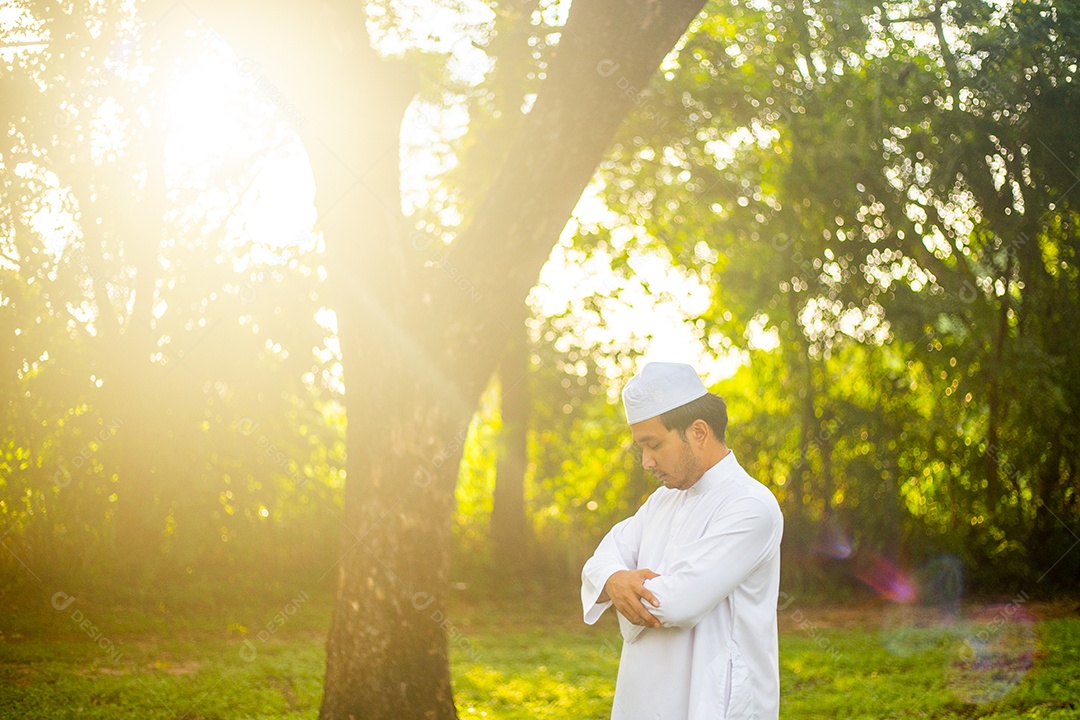 Homem padre usando trajes branco