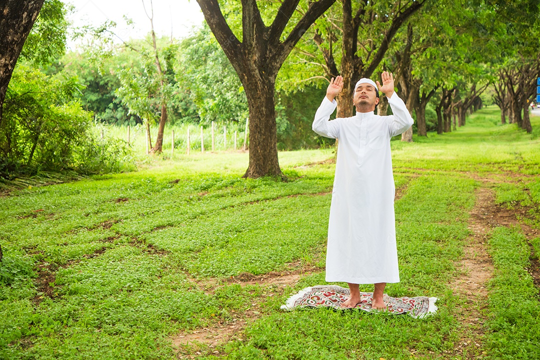 Homem padre usando trajes branco