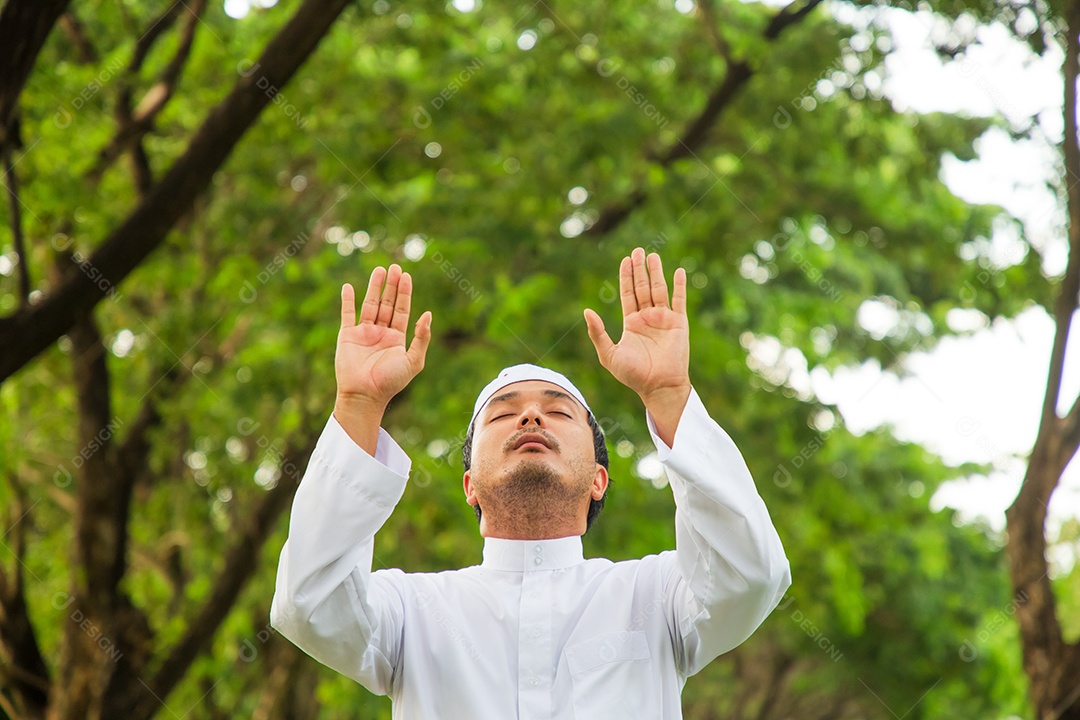 Homem padre usando trajes branco